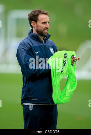 England Under-21-Manager Gareth Southgate während einer Trainingseinheit im St. George's Park, Burton. DRÜCKEN Sie VERBANDSFOTO. Bilddatum: Montag, 9. November 2015. Siehe PA Geschichte FUSSBALL England U21. Bildnachweis sollte lauten: Mike Egerton/PA Wire. Die Nutzung unterliegt FA-Beschränkungen. Kommerzielle Nutzung nur mit vorheriger schriftlicher Zustimmung des FA. Stockfoto