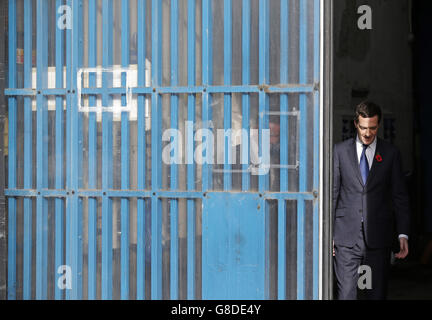 Schatzkanzler George Osborne wird um den Übungshof vor dem 'A' Flügel des HM Prison Brixton im Süden Londons gezeigt. Stockfoto