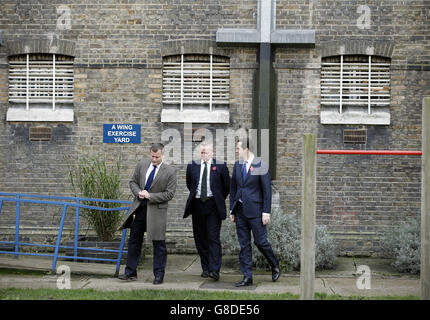 Der Schatzkanzler George Osborne (rechts) und Justizminister Michael Gove (Mitte) werden um den Übungshof vor dem „A“-Flügel des HM-Gefängnisses Brixton im Süden Londons gezeigt. Stockfoto