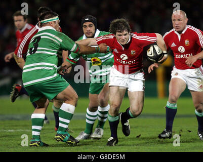 Rugby Union - British & Irish Lions' / Manawatu - Arena Manawatu. Der britische und irische Lions' Gordan D'Arcy gibt Manawatus Keni Barrett die Hand. Stockfoto