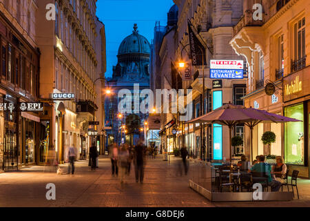 Nachtansicht der Einkaufsstraße Kohlmarkt, Wien, Österreich Stockfoto