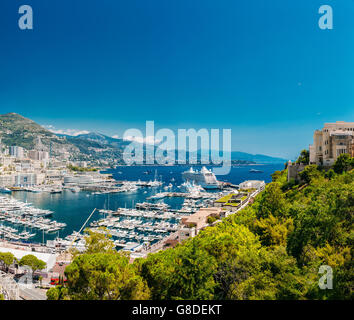 Yachten ankern am Stadtkai im sonnigen Sommertag. Monaco, Monte Carlo Stockfoto