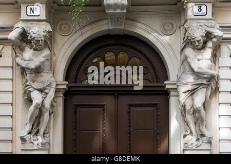 Atlantes Marmor Skulpturen schmücken die Fassade eines Gebäudes in der Altstadt, Wien, Österreich Stockfoto