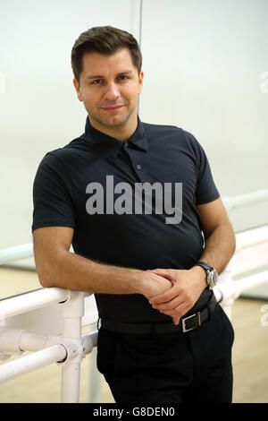 Pasha Kovalev während einer Tanzprobe mit BBC Strictly Come Dancing Contestant Carol Kirkwood (nicht abgebildet) an der JP Academy, High Wycombe. Stockfoto