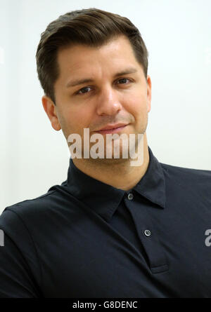 Pasha Kovalev während einer Tanzprobe mit BBC Strictly Come Dancing Contestant Carol Kirkwood (nicht abgebildet) an der JP Academy, High Wycombe. Stockfoto