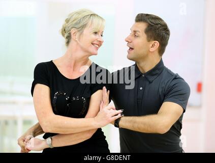 BBC Strictly Come Dancing-Teilnehmerin Carol Kirkwood und ihr Tanzpartner Pasha Kovalev während einer Tanzprobe an der JP Academy, High Wycombe. Stockfoto