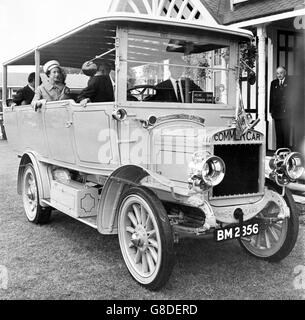 Prinzessin Margaret, die in einer 1913 Comer Schießbremse reitet, die einst dem verstorbenen Lord Lonsdale gehörte, führt durch die Royal Show in der Stoneleigh Abbey, Warwickshire. Der Fahrer ist William Mansfield, der Fabrik in Commer in Luton. Stockfoto