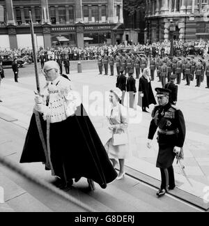 Im Vorfeld des Oberbürgermeisters von London, Sir Lionel Denny, mit einem Schwert, gehen Königin Elizabeth II. Und Prinz Philip die Stufen zur St. Paul's Cathedral, London, hinauf, als sie zum Erntedankfest des Regiments of Artillery eintreffen. Stockfoto