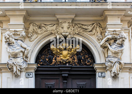 Atlantes Marmor Skulpturen schmücken die Fassade eines Gebäudes in der Altstadt, Wien, Österreich Stockfoto