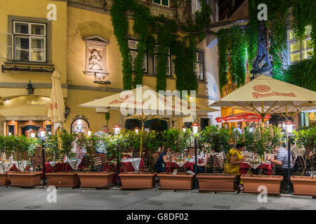 Nachtansicht des ein Freiluft-Café-Restaurant im historischen Zentrum, Wien, Österreich Stockfoto