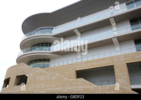 Pferderennen - The Showcase - Erster Tag - Cheltenham Racecourse. Ein Überblick über die neue Princess Royal Grandstand auf der Pferderennbahn Cheltenham Stockfoto