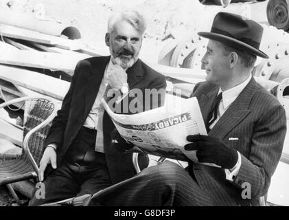 Schauspieler Peter O'Toole (r) und Denis Carey, Regisseur von O'Toole's demnächst erscheinender Präsentation von O'Caseys 'Juno and the Paycock', unterhalten sich. Carey besuchte den Schauspieler in Paris , wo O'Toole in der 'Nacht der Generäle' filmte. Stockfoto