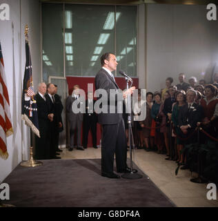 US-Präsident Richard Nixon spricht mit Mitarbeitern der US-Botschaft in London. Stockfoto