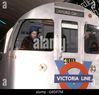 Royalty - öffnet die Königin Neubaustrecke der Victoria Line - London Underground Stockfoto