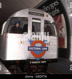 Die Königin an der Steuerung eines U-Bahn-Zuges an der U-Bahn-Station Green Park, als sie den neuen Abschnitt der Victoria-Linie der Londoner U-Bahn eröffnet. Stockfoto