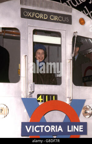 Die Königin am Fenster des Fahrerhauses in einem U-Bahn-Zug an der U-Bahn-Station Green Park, als sie den neuen Abschnitt der Victoria-Linie auf der Londoner U-Bahn öffnet. Stockfoto