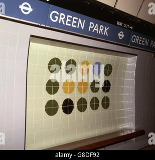 Mosaikfliesen an den Wänden der U-Bahn-Station Green Park in London. Stockfoto