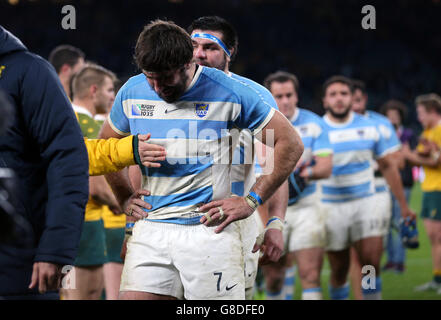 Der Argentinier Juan Martin Fernandez Lobbe scheint nach dem Rugby-Weltcup, Halbfinale im Twickenham Stadium, London, niedergeschlagen zu sein. Stockfoto