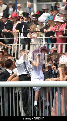 Pferderennen - Royal Ascot in York - Golden Jubilee Stakes Day - York Racecourse. Racegoers beobachten die Royal Ascot Prozession. Stockfoto