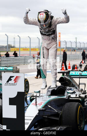 Mercedes' Lews Hamilton feiert seinen Sieg und gewann die Formel-1-Weltmeisterschaft 2015 nach dem Grand Prix der Vereinigten Staaten auf dem Circuit of the Americas in Austin, Texas, USA. Stockfoto