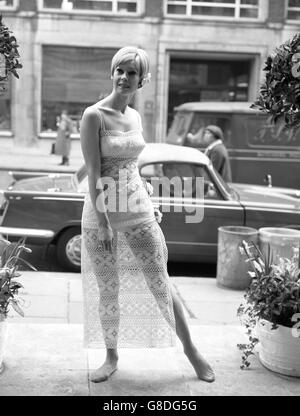 Unter diesem Terrassenkleid aus Spitze, das Teil der Christian Dior-London Modekollektion für den Frühling 1966 ist, wird ein weißer Bikini getragen. Stockfoto