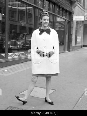 Ein weißer Umhang ist einer der Artikel in der Frühjahr 1966 Modekollektion von Christian Dior-London. Stockfoto