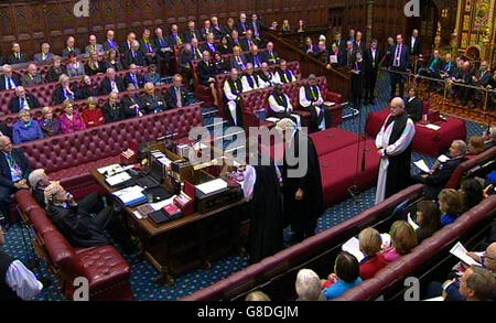 Der Bischof von Gloucester, RT Revd Rachel Treweek während ihrer Einführung, wo sie die erste weibliche Bischof, ihren Sitz im House of Lords. Stockfoto