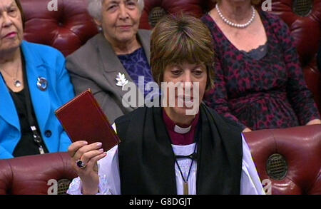 Der Bischof von Gloucester, RT Revd Rachel Treweek während ihrer Einführung, wo sie die erste weibliche Bischof, ihren Sitz im House of Lords. Stockfoto