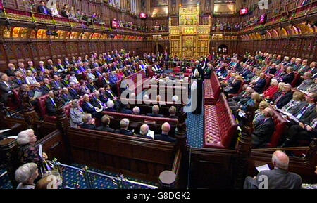 Der Bischof von Gloucester, RT Revd Rachel Treweek während ihrer Einführung, wo sie die erste weibliche Bischof, ihren Sitz im House of Lords. Stockfoto