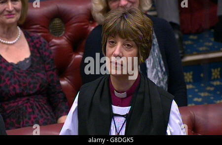 Der Bischof von Gloucester, RT Revd Rachel Treweek während ihrer Einführung, wo sie die erste weibliche Bischof, ihren Sitz im House of Lords. Stockfoto