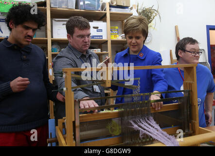 Erste Ministerin Nicola Sturgeon (zweite rechts) trifft Mitarbeiter und Service-Nutzer, als sie offiziell eine Erweiterung des Touchbase Glasgow-Gebäudes von Sense Scotland eröffnet. Stockfoto