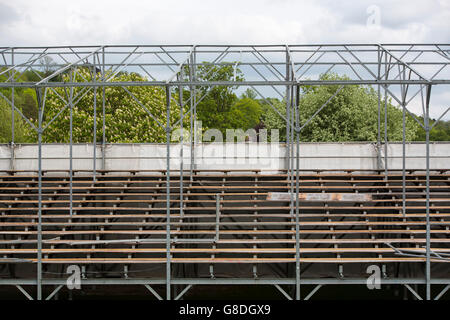 Eine große temporäre Zelt Festzelt auf dem Land errichtet. Stockfoto