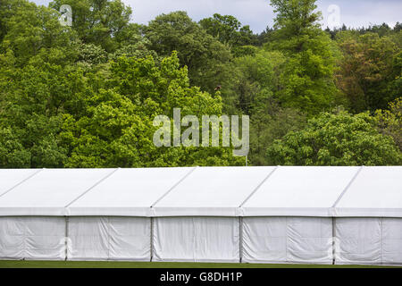 Eine große temporäre Zelt Festzelt auf dem Land errichtet. Stockfoto