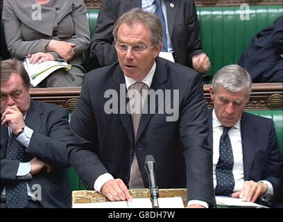 Der britische Premierminister Tony Blair gibt eine Erklärung zu den Brüsseler Gesprächen der vergangenen Woche ab, die in einer Haushaltspleite endeten und die Zukunft der noch jungen Verfassung auf Eis legten. Stockfoto