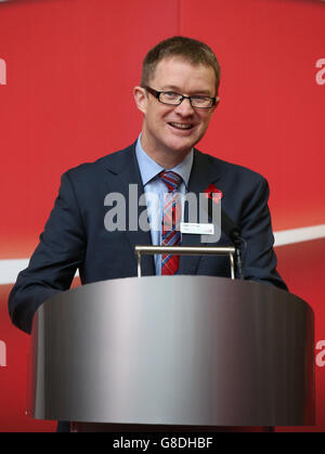 Erste Ministerin Nicola Sturgeon beobachtet David Horne MD von Virgin Trains East Coast neben dem Virgin Train Flying Scotsman, wie seine neue Lackierung bei einer Zeremonie am Bahnhof Edinburgh Waverley enthüllt wird. Stockfoto