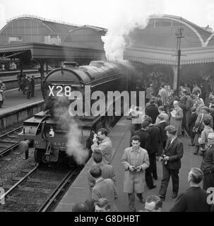 Die restaurierte 4-6-2 Pacific 4472 Flying Scotsman, eine Lokomotive, die vom Geschäftsmann Alan Pegler aus Nottinghamshire vor dem Schrotthaufen gerettet wurde, bereitet sich darauf vor, die Paddington Station in London an der Spitze des Festiniog Railway Special Train zu verlassen. Der Zug war auf dem Weg nach Nordwales und trug Mitglieder der FR Company und der FR Preservation Society zu einer jährlichen Mitgliederversammlung in Portmadoc. Stockfoto