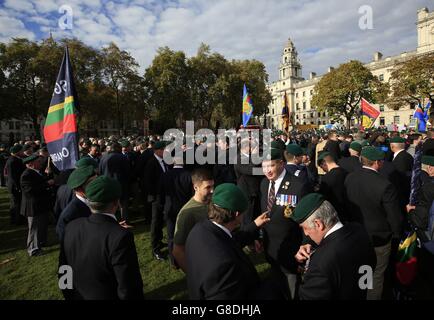 Aktivisten versammeln sich auf einer Kundgebung auf dem Parliament Square in London zur Unterstützung von Sergeant Alexander Blackman, einem Royal Marine, der des Mordes an einem afghanischen Aufständischen verurteilt wurde. Stockfoto