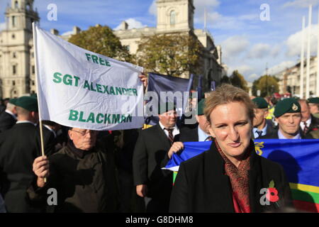 Claire Blackman, die Frau von Sergeant Alexander Blackman, nimmt an einer Kundgebung auf dem Parliament Square in London zur Unterstützung der Royal Marine Teil, die wegen Mordes an einem afghanischen Aufständischen verurteilt wurde. Stockfoto