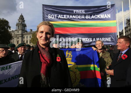 Claire Blackman, die Frau von Sergeant Alexander Blackman, nimmt an einer Kundgebung auf dem Parliament Square in London zur Unterstützung der Royal Marine Teil, die wegen Mordes an einem afghanischen Aufständischen verurteilt wurde. Stockfoto