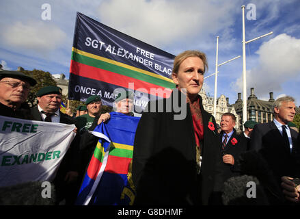 Claire Blackman, die Frau von Sergeant Alexander Blackman, nimmt an einer Kundgebung auf dem Parliament Square in London zur Unterstützung der Royal Marine Teil, die wegen Mordes an einem afghanischen Aufständischen verurteilt wurde. Stockfoto