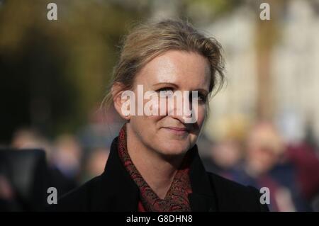 Claire Blackman, die Frau von Sergeant Alexander Blackman, nimmt an einer Kundgebung auf dem Parliament Square in London zur Unterstützung der Royal Marine Teil, die wegen Mordes an einem afghanischen Aufständischen verurteilt wurde. Stockfoto