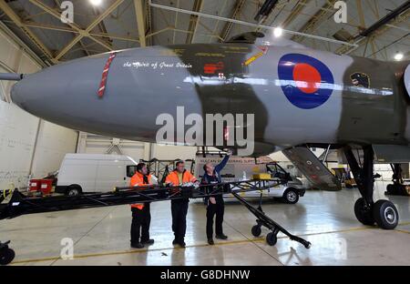 Die Vorbereitungen auf Vulcan XH558 werden in einem Aufhänger vor dem geplanten Endflug am Robin Hood Airport von Doncaster getroffen. Stockfoto