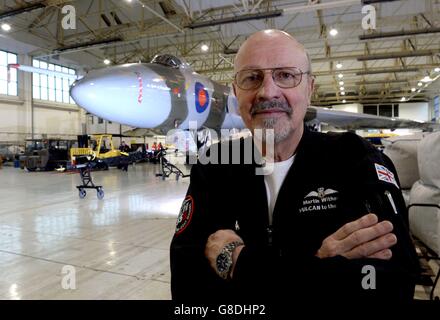 Pilot Martin Withers mit Vulcan XH558 vor dem geplanten Endflug am Robin Hood Airport von Doncaster. Stockfoto