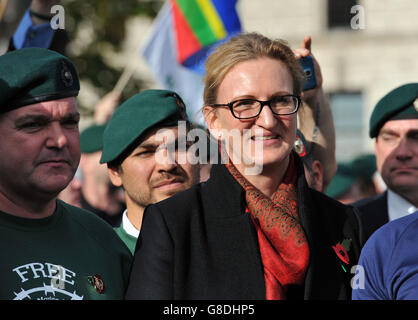 Claire Blackman, die Frau von Sergeant Alexander Blackman, ein Royal Marine verurteilt der Ermordung eines afghanischen Aufständischen, nimmt an einer Kundgebung auf dem Parliament Square in London zur Unterstützung ihres Mannes. Stockfoto