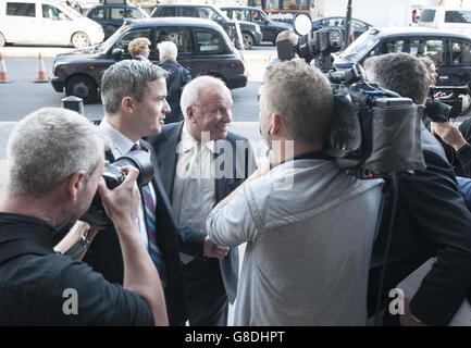 Greg Dyke, Vorsitzender des Fußballverbands, kommt im Portcullis House in London an, um dem Commons Culture, Media and Sport Committee die Zukunft der FIFA zu zeigen. Stockfoto