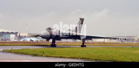 Vulcans letzter Flug. Vulcan XH558, ein restaurierter Atombomber, besteuert vor seinem letzten Flug am Robin Hood Airport von Doncaster. Stockfoto