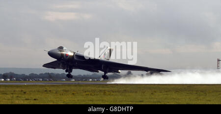 Vulcan XH558, ein restaurierter Atombomber, nimmt seinen letzten Flug am Robin Hood Airport von Doncaster in Anspruch. Stockfoto