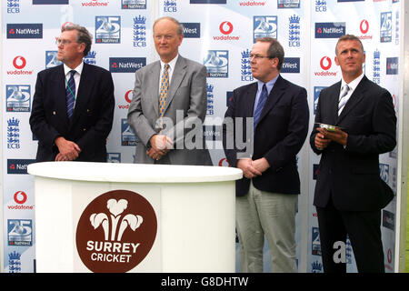 Surrey Chief Executive Paul Sheldon (l.) und Chairman David Stewart (Zweiter links) Mit dem ehemaligen Spieler Alec Stewart (r) vor den Präsentationen Stockfoto