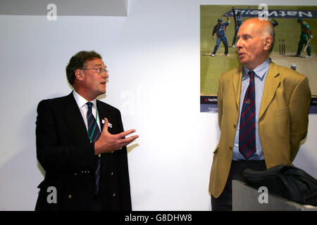 Brian Scovell, Vorsitzender des Cricket Writers Club mit Surrey Chief Executive Paul Sheldon (l) Stockfoto
