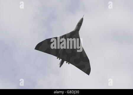 Vulcan XH558, ein restaurierter Atombomber, während seines letzten Fluges auf Doncasters Robin Hood Airport. Stockfoto